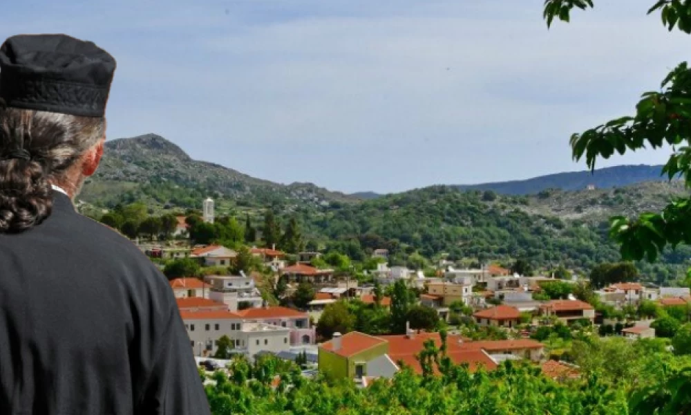 Η ιστορία του ιερέα από την Κρήτη που νίκησε τον κορονοϊό!